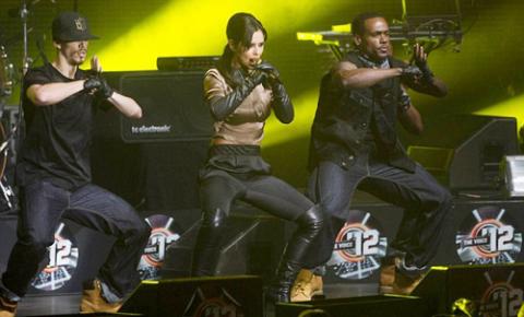 Động tác nhạy cảm của Cheryl dưới trời mưa