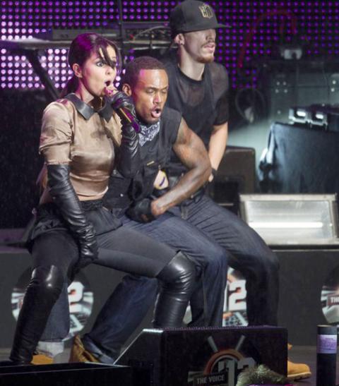 Động tác nhạy cảm của Cheryl dưới trời mưa