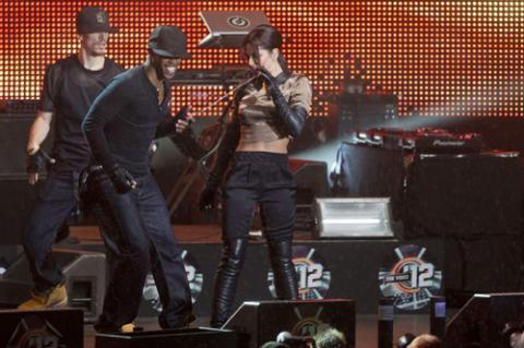 Động tác nhạy cảm của Cheryl dưới trời mưa