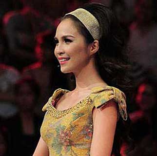 Tóc Nâu Môi Trầm