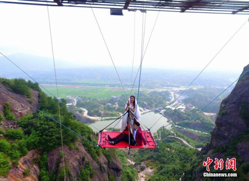 Không đỡ nổi những đám cưới kì lạ nhất TQ: đón dâu bằng xe tang, chú rể mặc váy cưới...