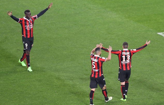 Balotelli lập chiến công đầu, Nice chỉ còn kém PSG 1 điểm