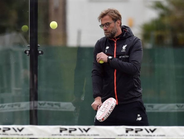 Học trò chăm chỉ tập luyện, Klopp lủi thủi đánh tennis một mình