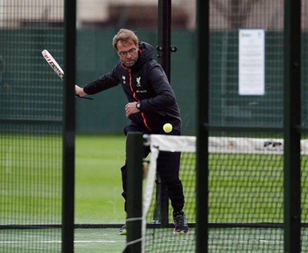 Học trò chăm chỉ tập luyện, Klopp lủi thủi đánh tennis một mình