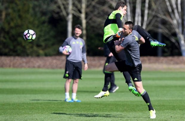 Begovic 'chặt chém' không tha một ai trên sân tập của Chelsea