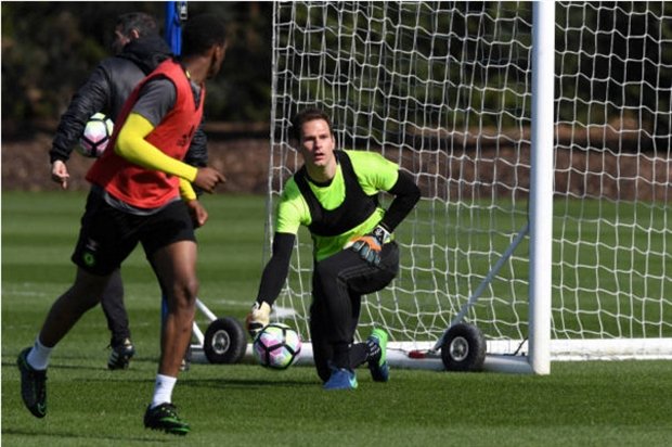 Begovic 'chặt chém' không tha một ai trên sân tập của Chelsea