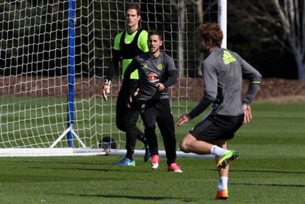 Begovic 'chặt chém' không tha một ai trên sân tập của Chelsea