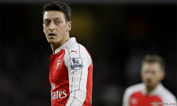 Ozil bức xúc vì phận làm dê tế thần ở Arsenal