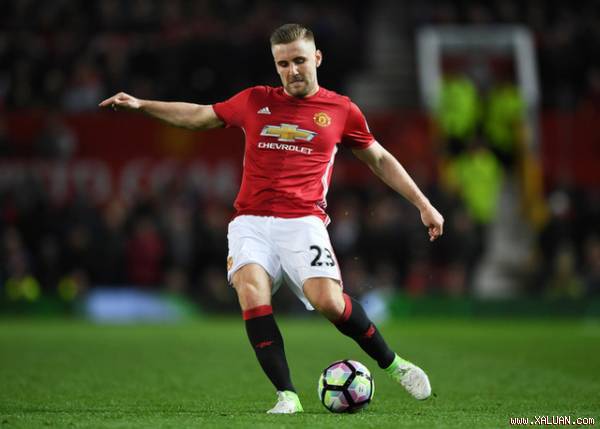 Mourinho chê bai Luke Shaw thi đấu “thiếu đầu óc”