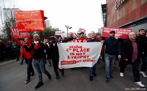 Muôn kiểu biểu tình của CĐV Arsenal đòi sa thải Wenger