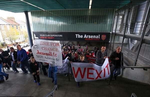 Muôn kiểu biểu tình cá»§a CÄV Arsenal đòi sa thải Wenger - Ảnh 4. Muôn kiểu biểu tình của CĐV Arsenal đòi sa thải Wenger