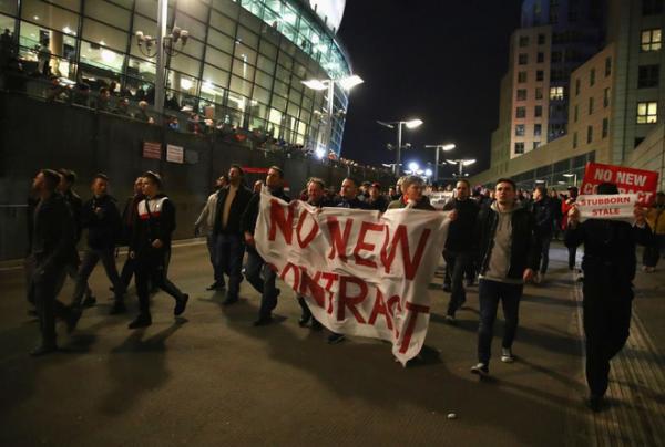 Muôn kiểu biểu tình cá»§a CÄV Arsenal đòi sa thải Wenger - Ảnh 5. Muôn kiểu biểu tình của CĐV Arsenal đòi sa thải Wenger