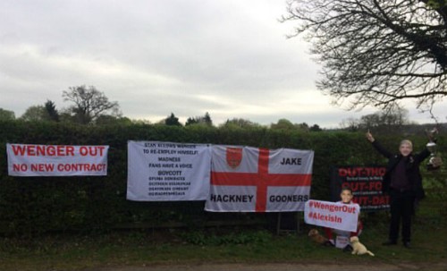 Muôn kiểu biểu tình cá»§a CÄV Arsenal đòi sa thải Wenger - Ảnh 9. Muôn kiểu biểu tình của CĐV Arsenal đòi sa thải Wenger