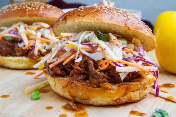 Cách làm burger thịt gà hầm kiểu châu Á ngon miễn chê