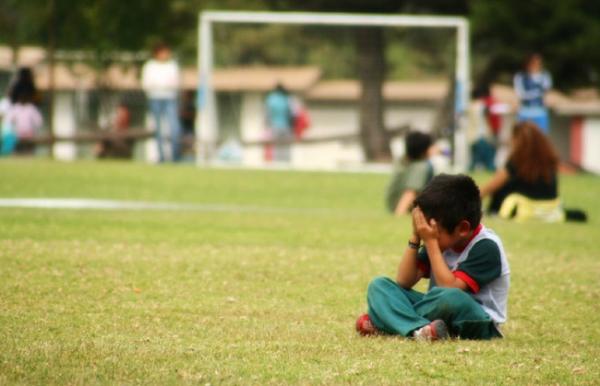 ‘Con, đừng khóc nữa!’ - Câu nói tai hại các mẹ vẫn nói với con hàng ngày