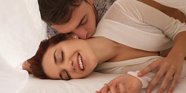 Tiết lộ 5 điều cực nhỏ nàng làm trên giường sẽ khiến chàng bùng cháy