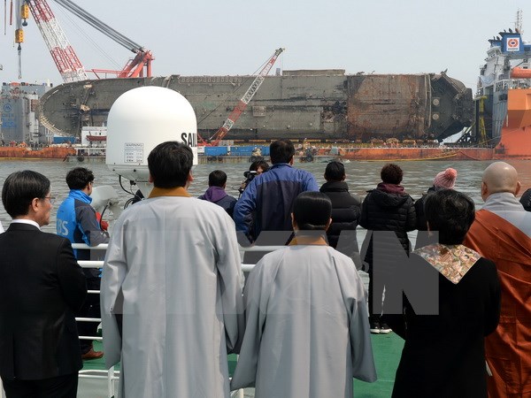 Tìm thấy di hài nghi của một nạn nhân trong vụ chìm phà Sewol