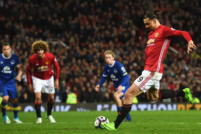 Ibra lập công giúp M.U thoát thua trước Everton ở phút bù giờ