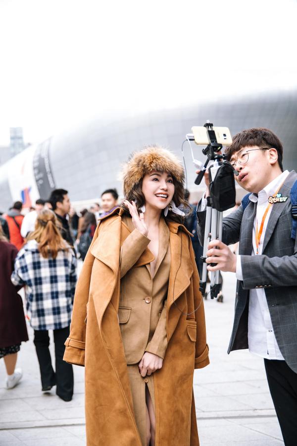 Trà Ngọc Hằng chịu lạnh 5 độ, gợi cảm dự Seoul Fashion Week