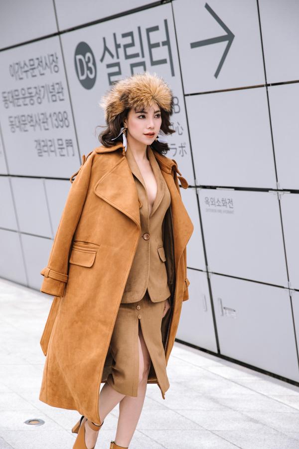 Trà Ngọc Hằng chịu lạnh 5 độ, gợi cảm dự Seoul Fashion Week